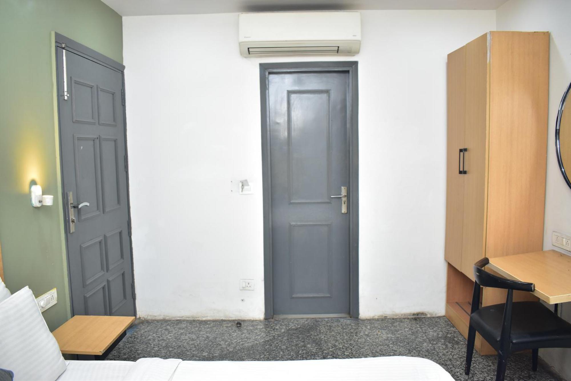 Qotel Comfort Golden Saffron Punjabi Bagh New Delhi Exteriör bild